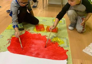 Dzieci malują kontur Polski
